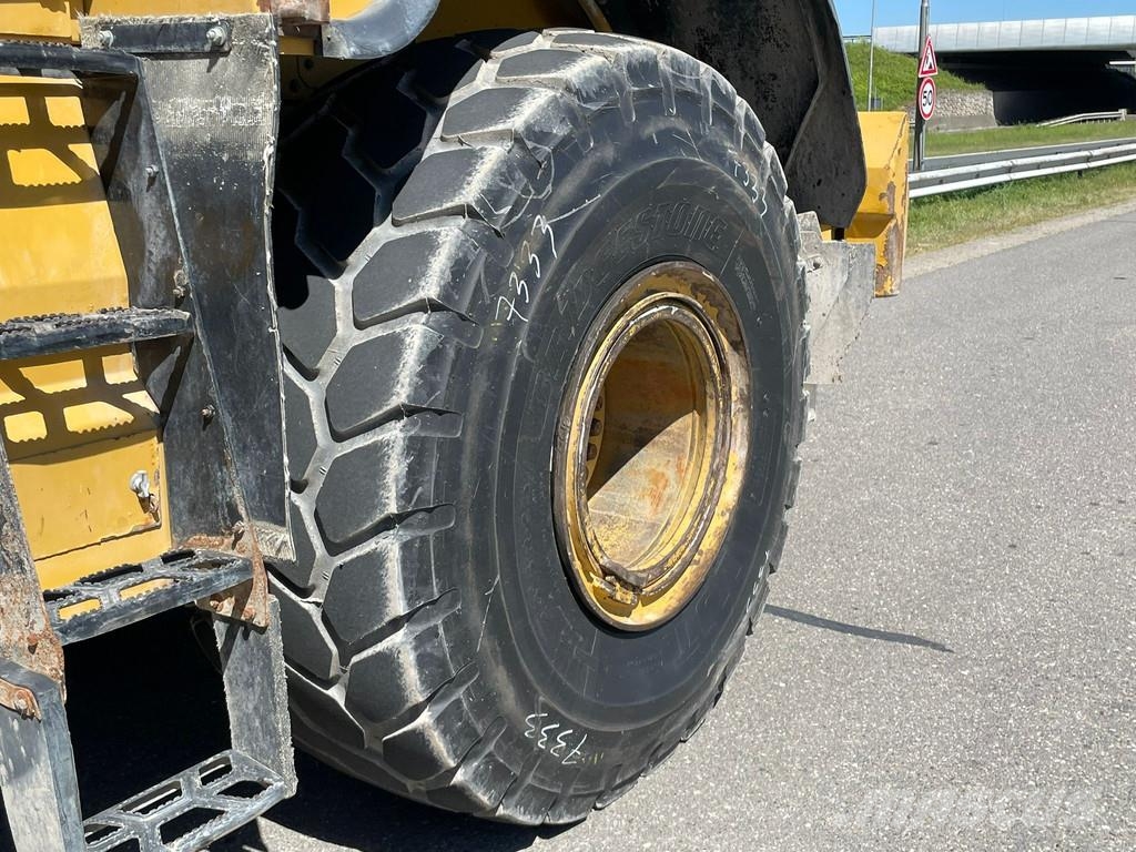 CAT 966M لوادر بعجل