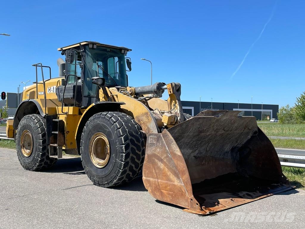CAT 966M لوادر بعجل