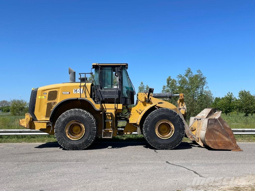 CAT 966M لوادر بعجل