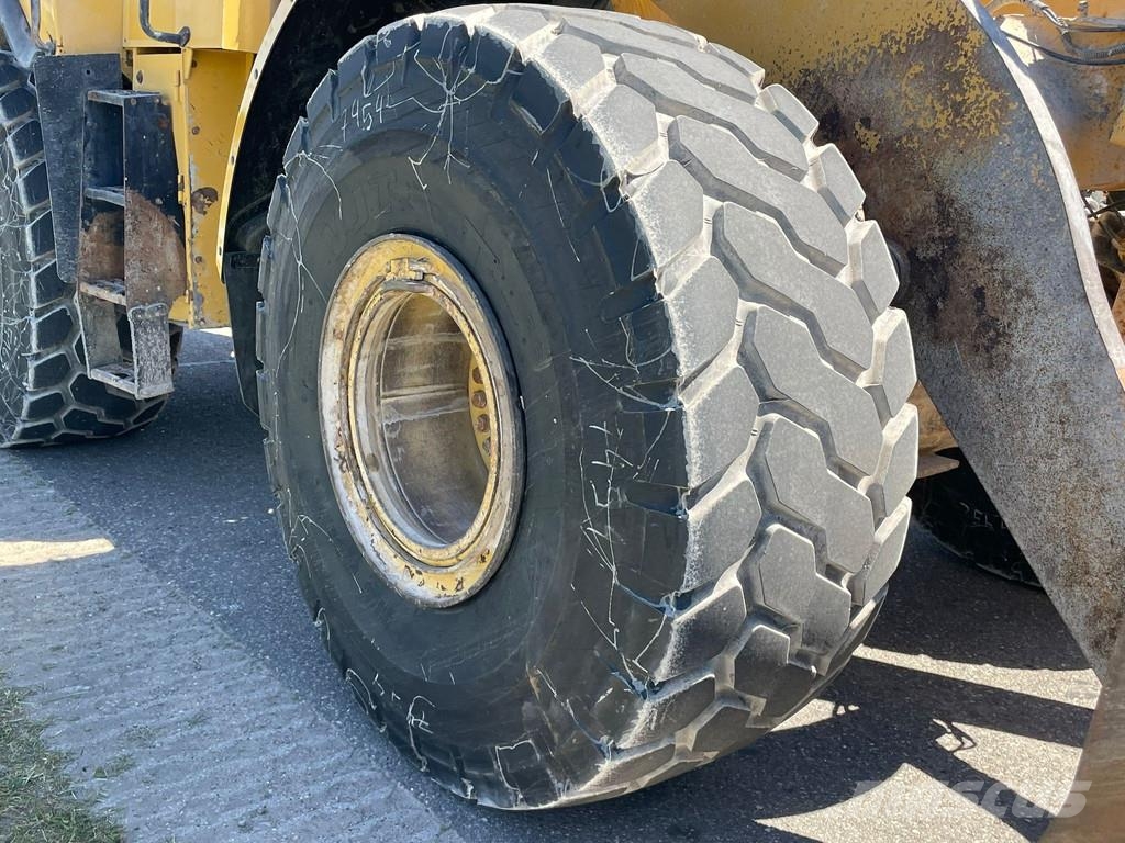 CAT 966M لوادر بعجل