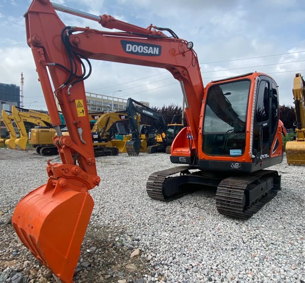 Doosan DX 75 Vikšriniai ekskavatoriai