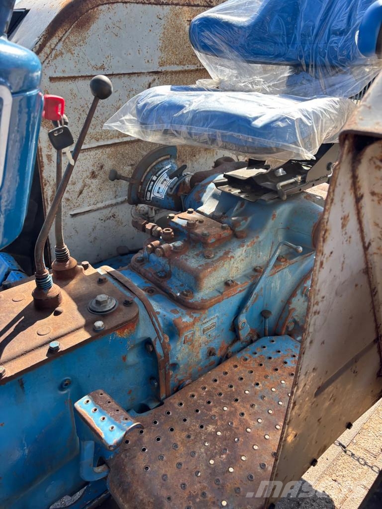 Ford 7000 الجرارات