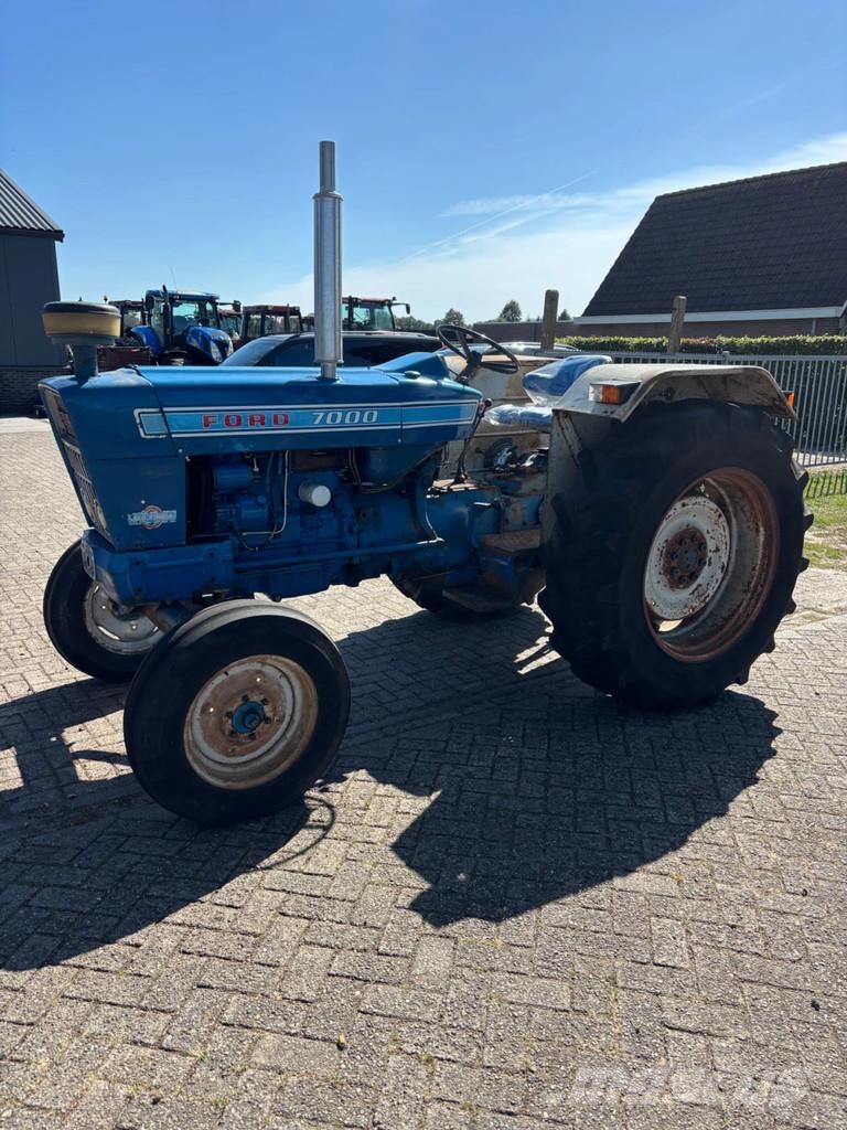 Ford 7000 الجرارات