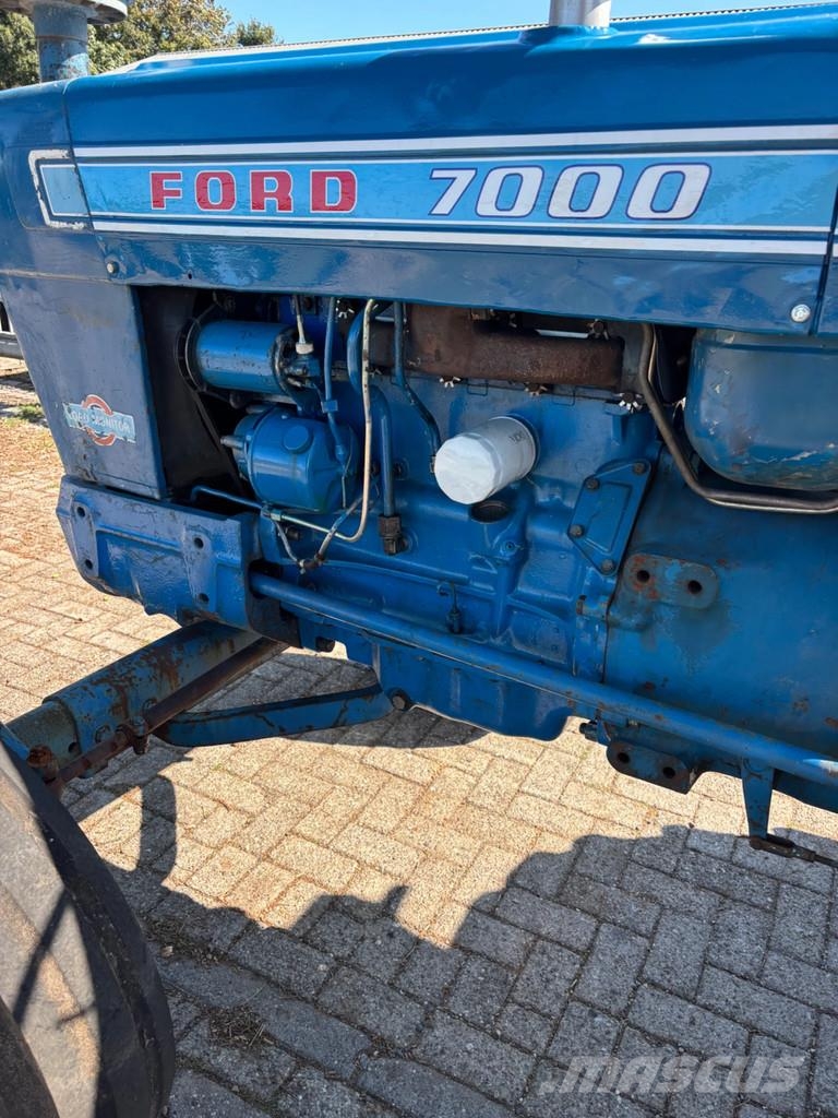 Ford 7000 الجرارات
