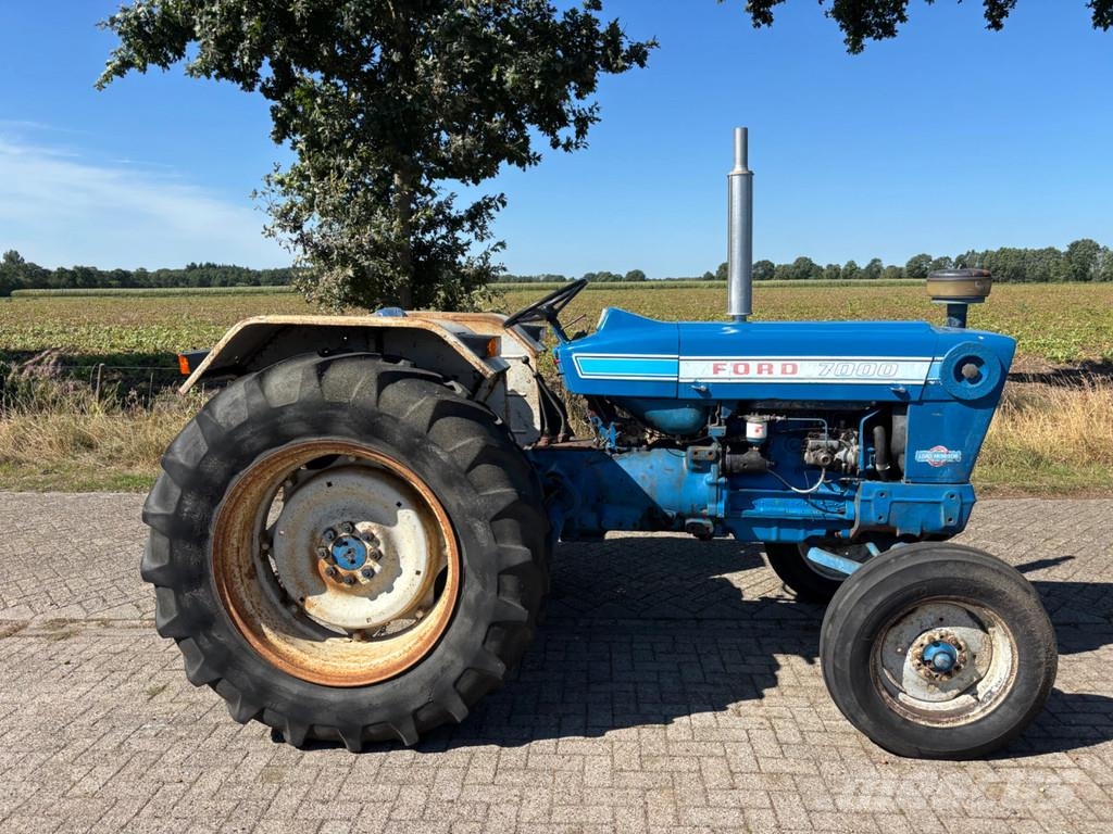 Ford 7000 الجرارات