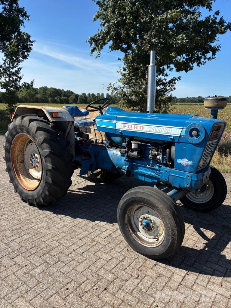 Ford 7000 الجرارات