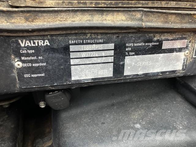 Valtra T 162 D الجرارات
