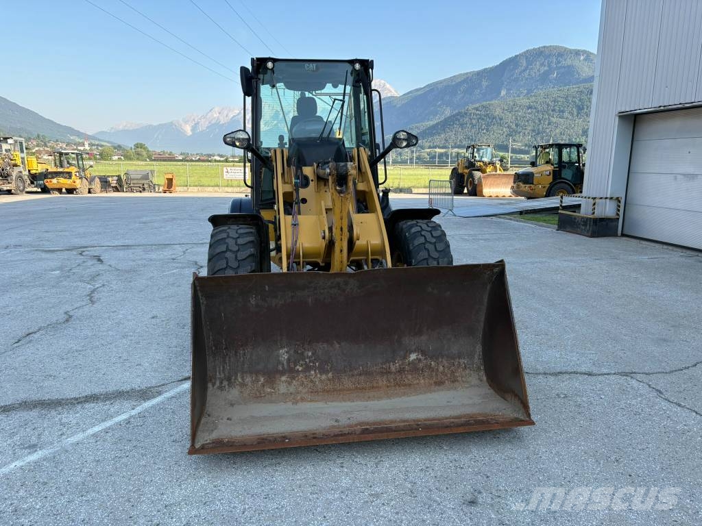 CAT 908M Фронтальні навантажувачі
