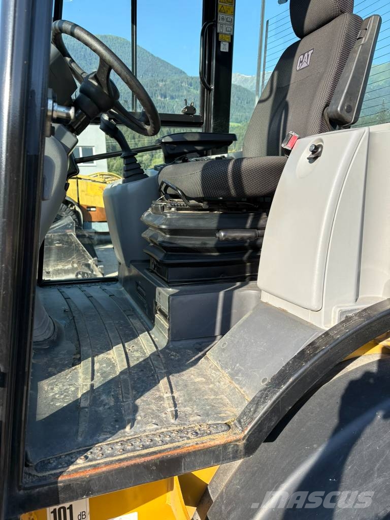 CAT 908M Фронтальні навантажувачі