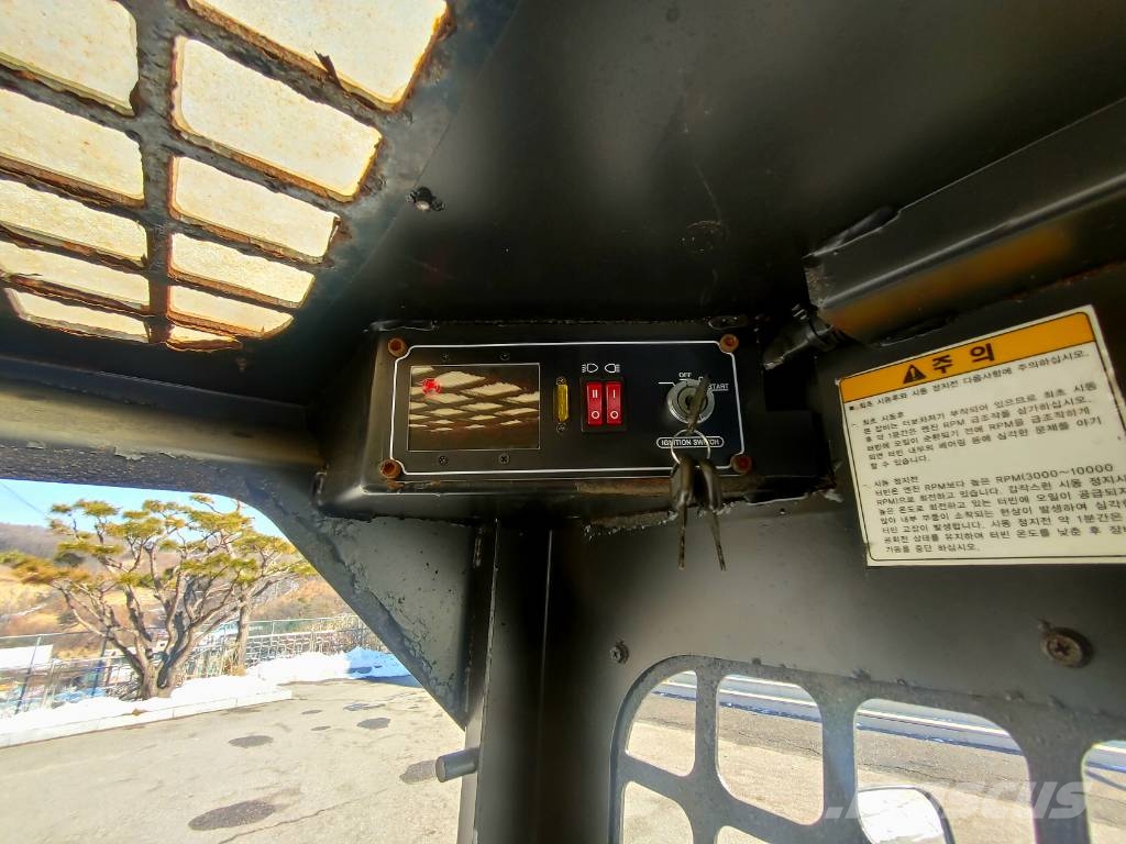 Dongin Industry Co.,LTD V67 Chargeuse compacte