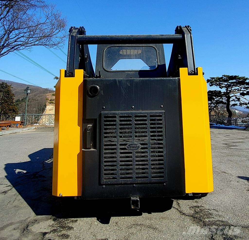 Dongin Industry Co.,LTD V67 Chargeuse compacte