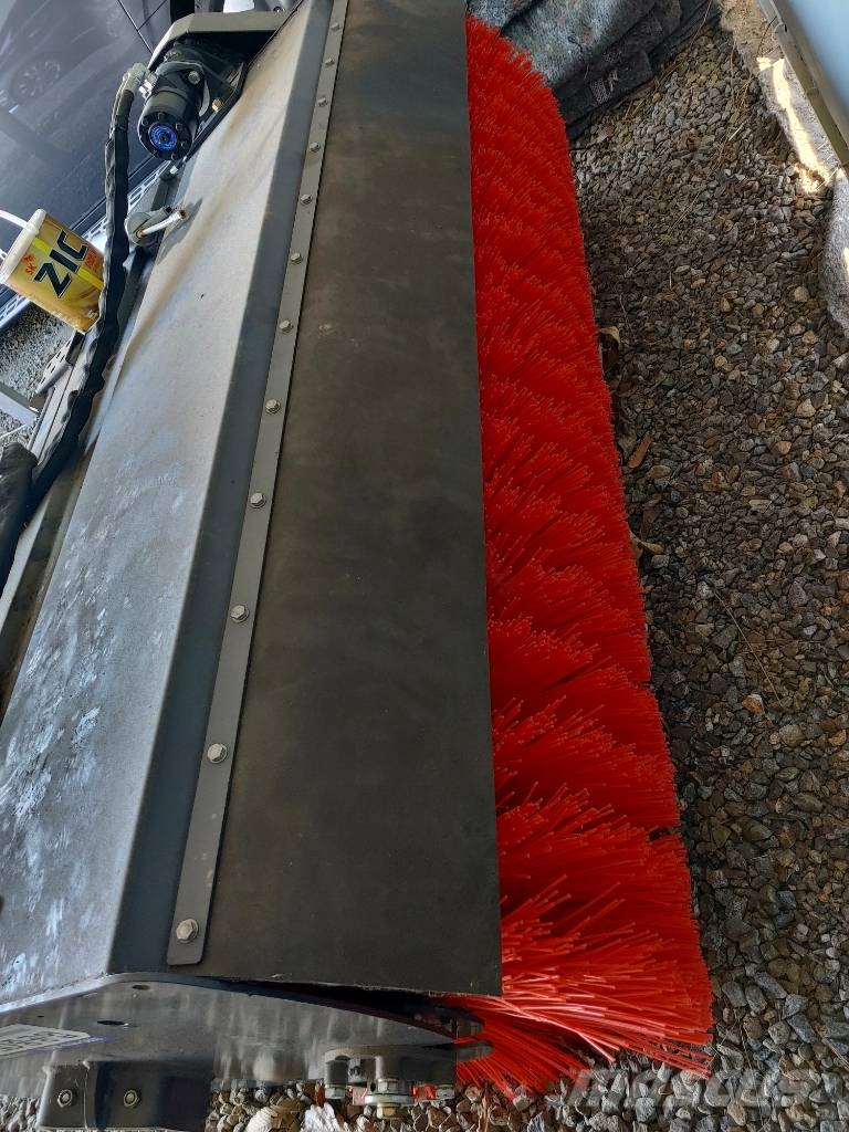 Dongin Industry Co.,LTD V67 Chargeuse compacte