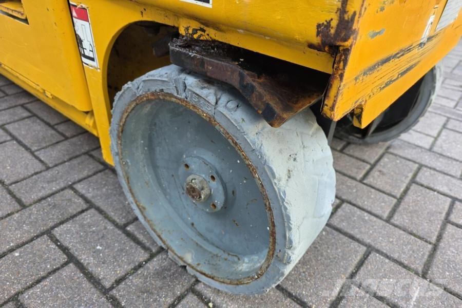 Haulotte Compact 8 As-Is, Electric, 8.2m Working Height, 35 シザースリフト