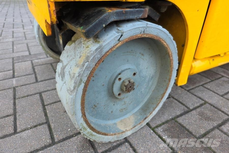 Haulotte Compact 8 As-Is, Electric, 8.2m Working Height, 35 シザースリフト
