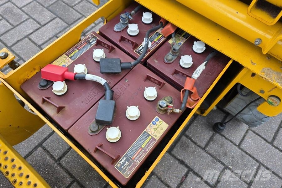 Haulotte Compact 8 As-Is, Electric, 8.2m Working Height, 35 シザースリフト