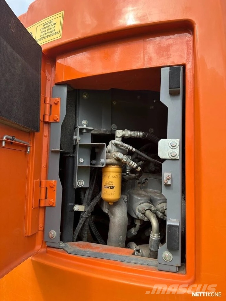 Hitachi ZX 225 US LC-6 حفارات زحافة