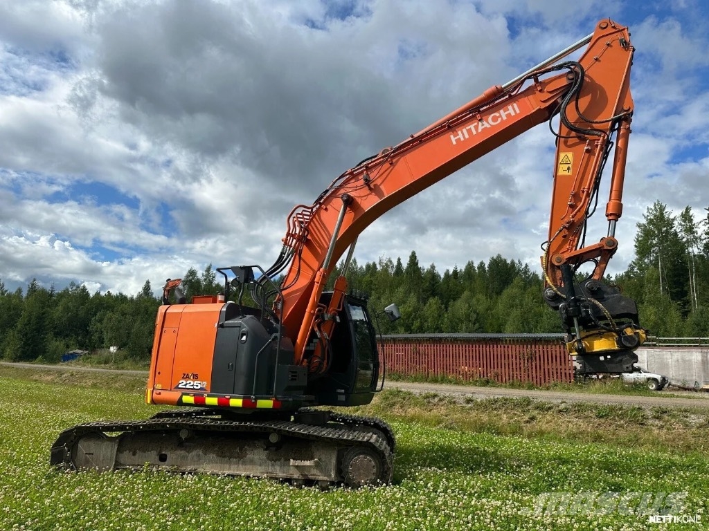 Hitachi ZX 225 US LC-6 حفارات زحافة