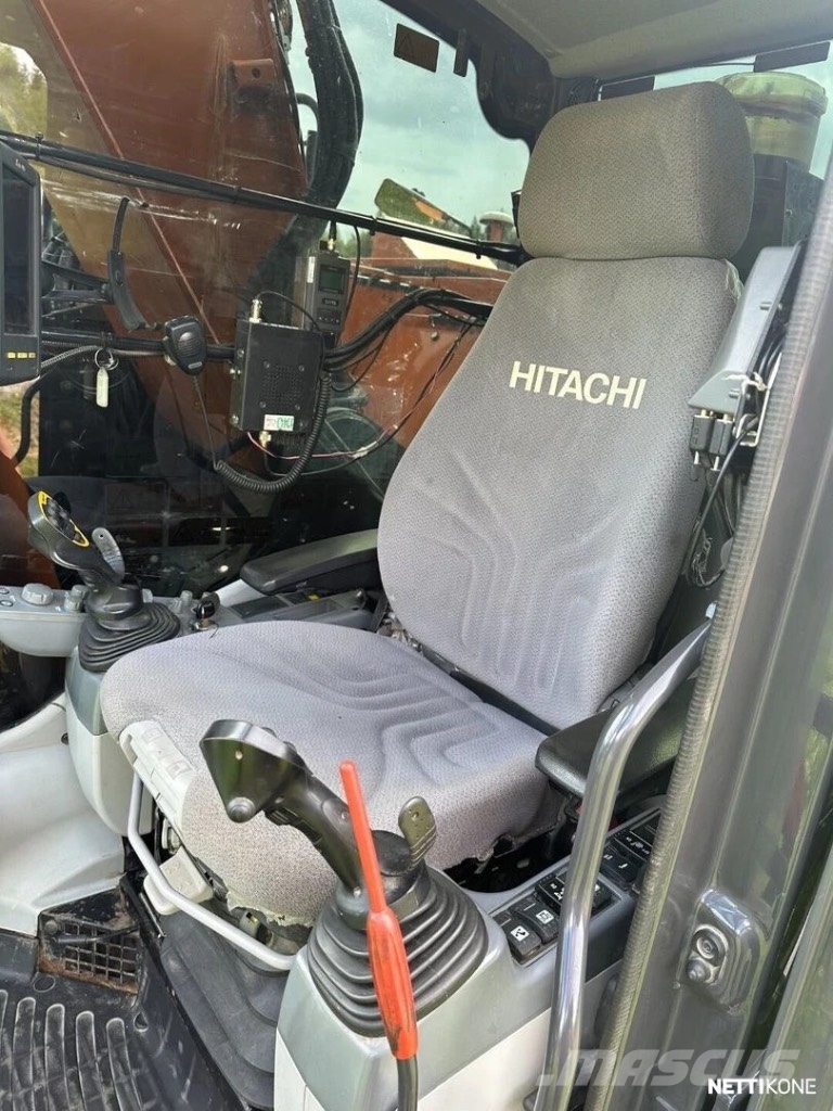 Hitachi ZX 225 US LC-6 حفارات زحافة