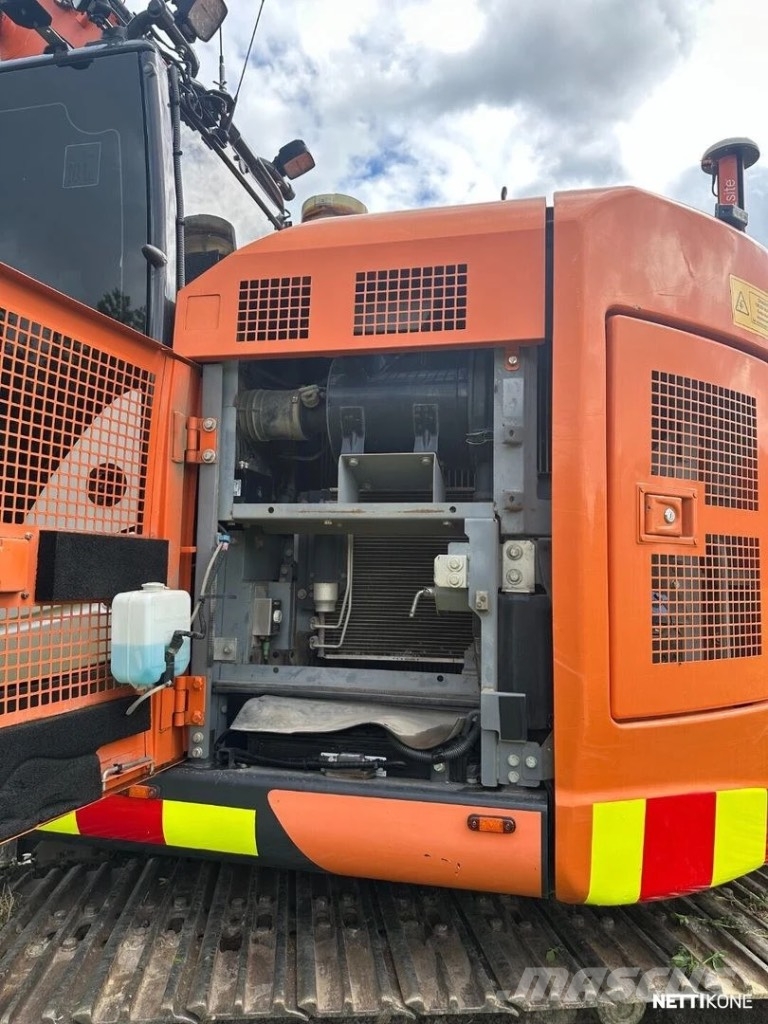 Hitachi ZX 225 US LC-6 حفارات زحافة