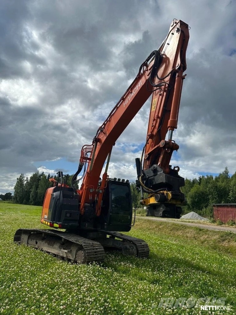 Hitachi ZX 225 US LC-6 حفارات زحافة