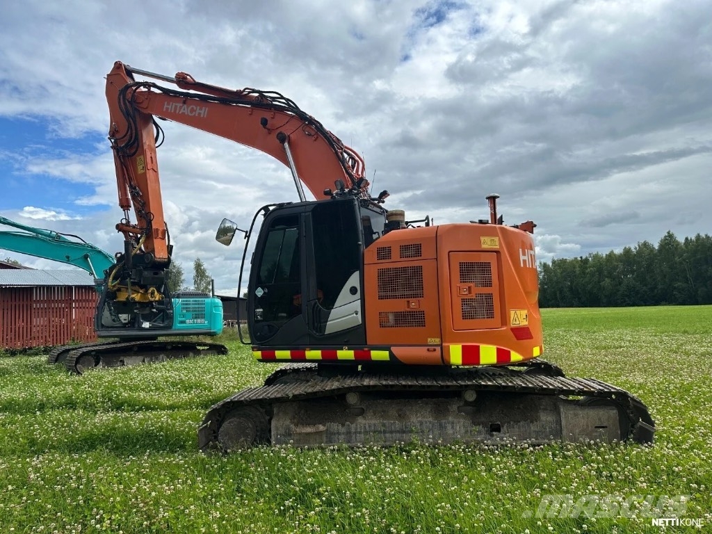 Hitachi ZX 225 US LC-6 حفارات زحافة
