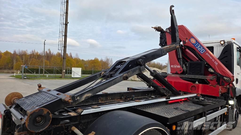 MAN TGM 15.290 4x2 HMF 1320K5 + 4x container Hakowce