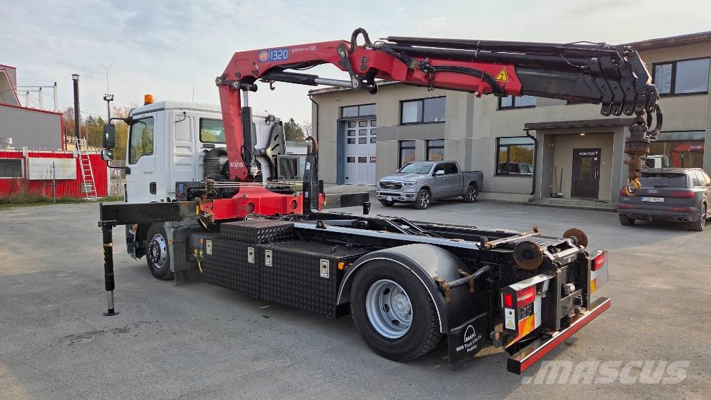MAN TGM 15.290 4x2 HMF 1320K5 + 4x container Hakowce