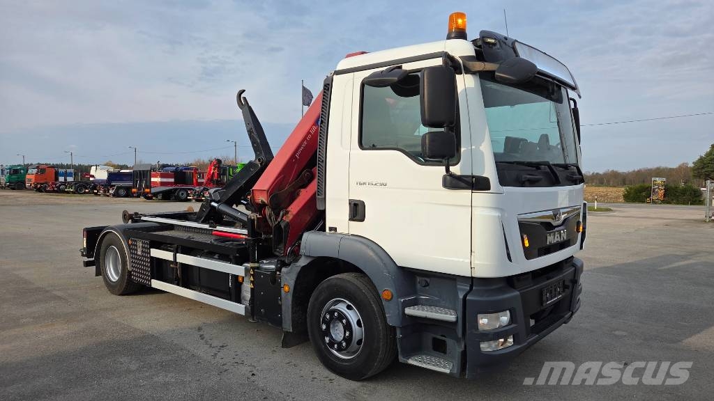 MAN TGM 15.290 4x2 HMF 1320K5 + 4x container Hakowce