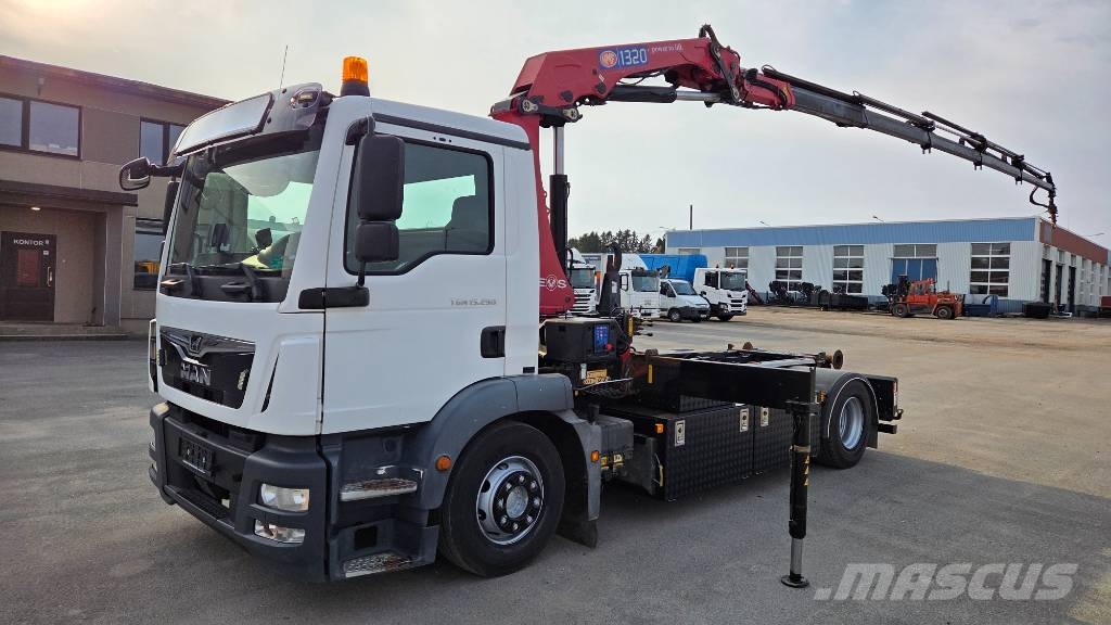 MAN TGM 15.290 4x2 HMF 1320K5 + 4x container Hakowce