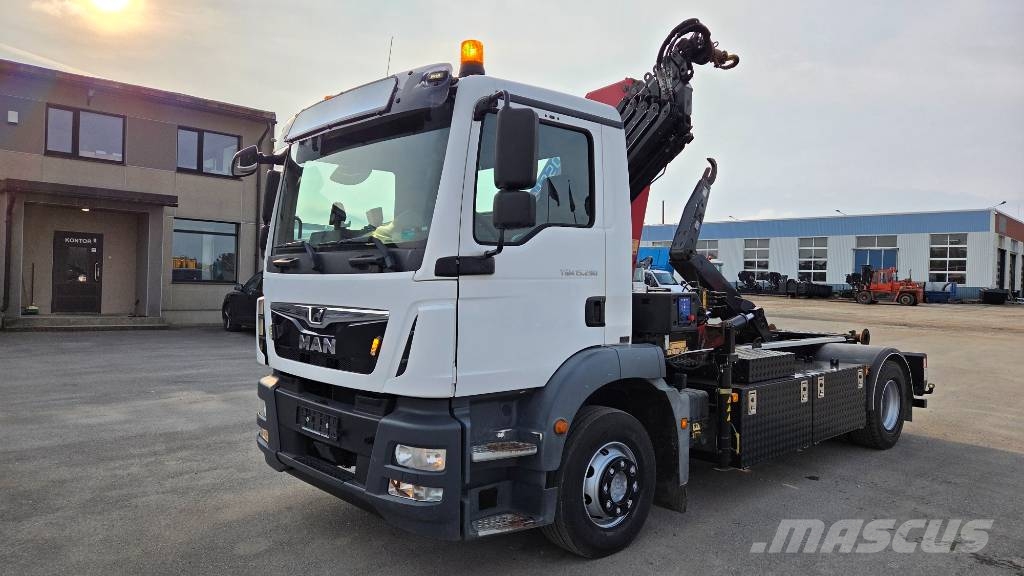 MAN TGM 15.290 4x2 HMF 1320K5 + 4x container Hakowce