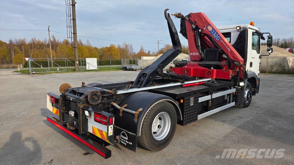 MAN TGM 15.290 4x2 HMF 1320K5 + 4x container Hakowce