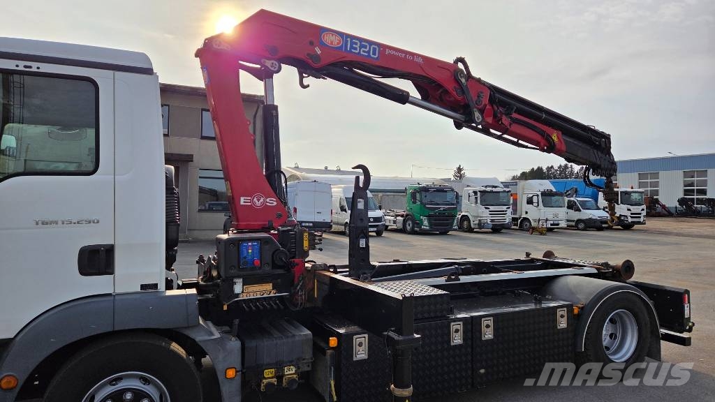 MAN TGM 15.290 4x2 HMF 1320K5 + 4x container Hakowce