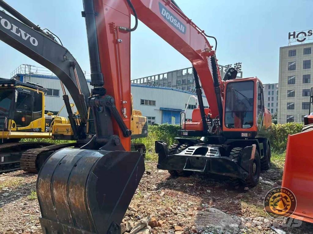 Doosan DH 210 W حفارات بعجل