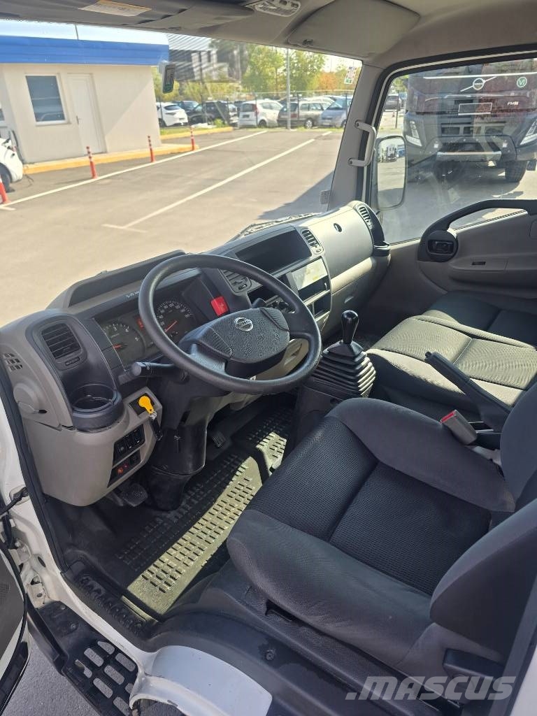 Nissan NT400 CABSTAR Plataformas aéreas montadas em caminhão