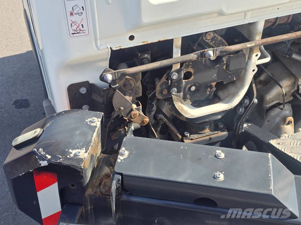 Nissan NT400 CABSTAR Plataformas aéreas montadas em caminhão