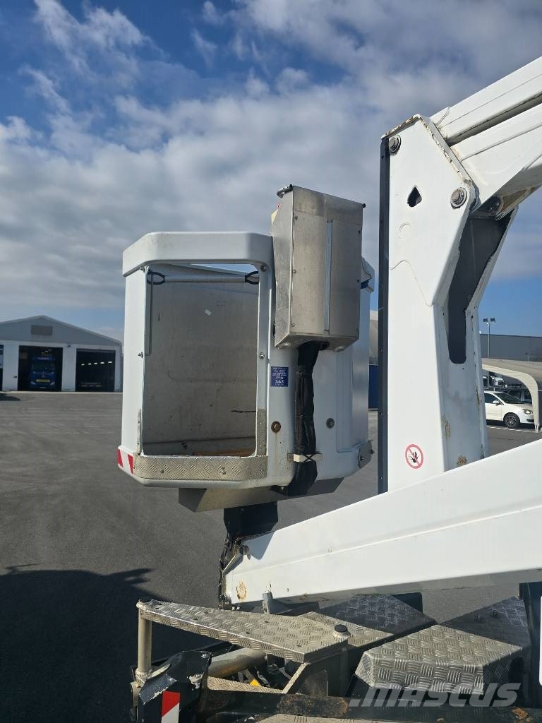 Nissan NT400 CABSTAR Plataformas aéreas montadas em caminhão