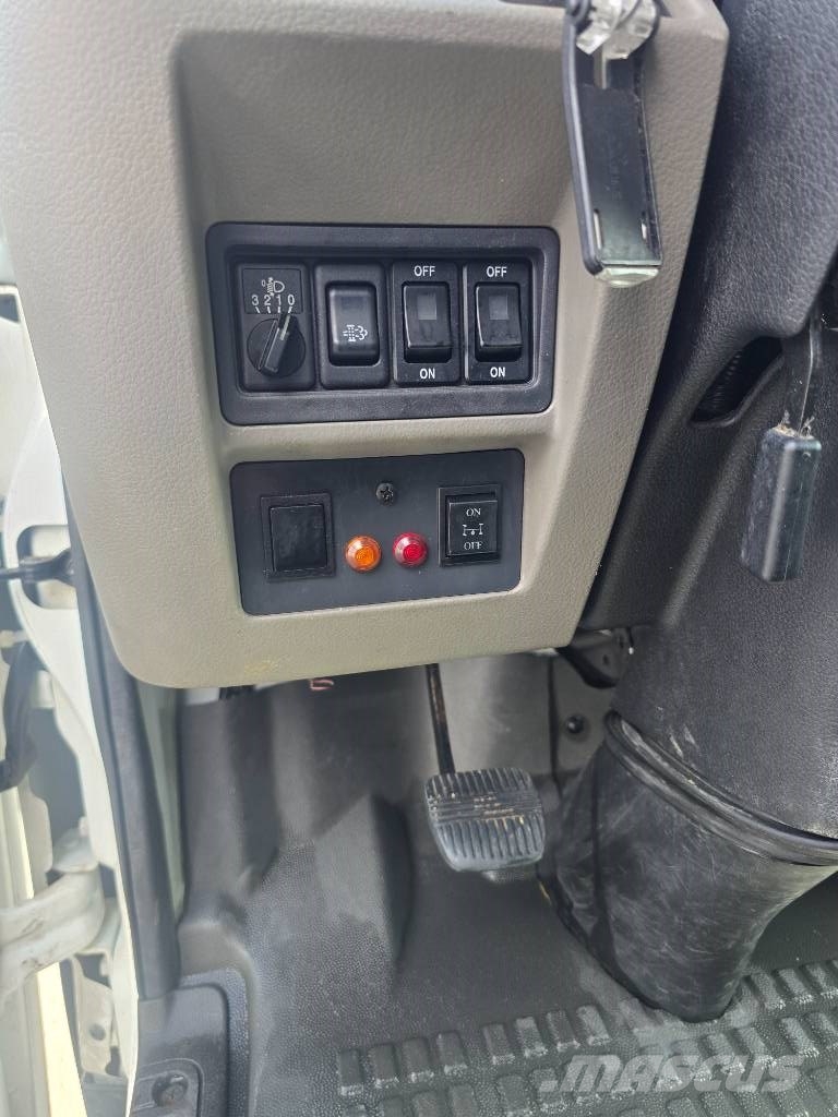 Nissan NT400 CABSTAR Plataformas aéreas montadas em caminhão