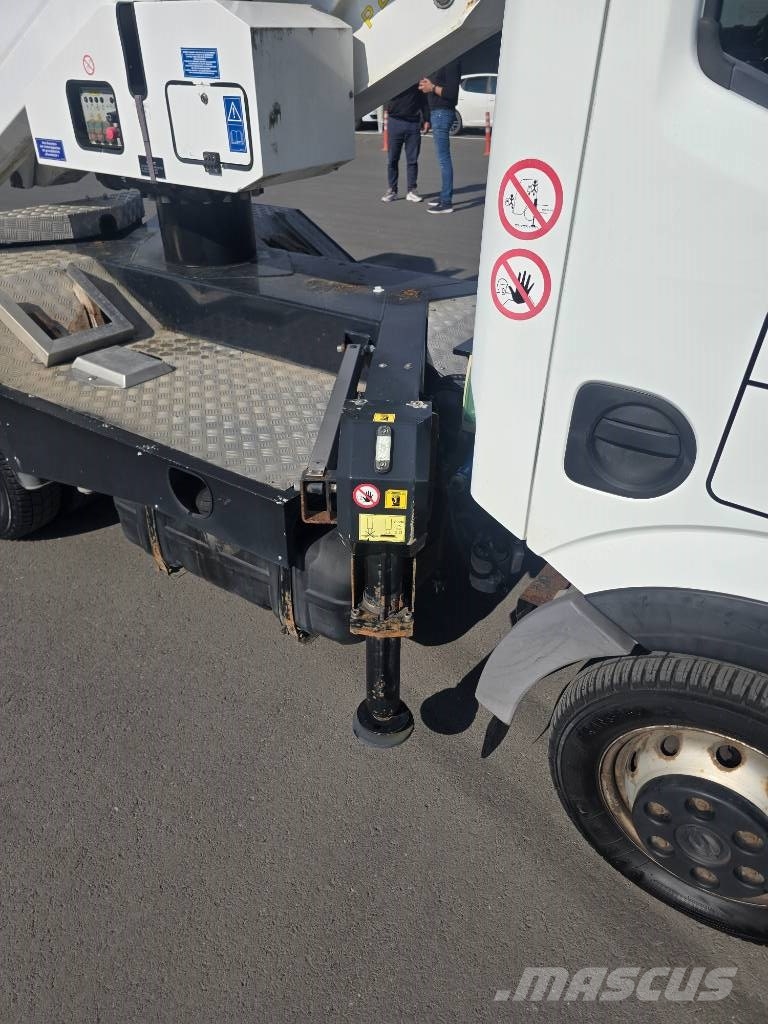 Nissan NT400 CABSTAR Plataformas aéreas montadas em caminhão
