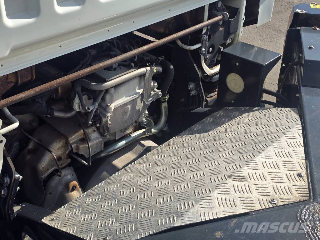 Nissan NT400 CABSTAR Plataformas aéreas montadas em caminhão