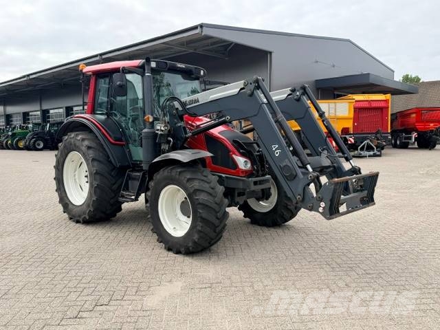 Valtra N103 Hitech5 met voorlader Tractors