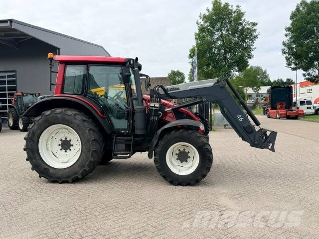 Valtra N103 Hitech5 met voorlader Tractors
