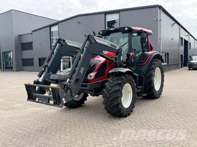 Valtra N103 Hitech5 met voorlader Tractors