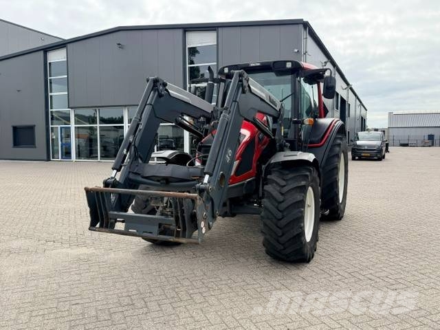 Valtra N103 Hitech5 met voorlader Tractors