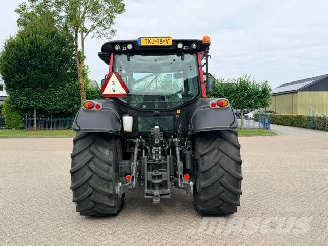 Valtra N103 Hitech5 met voorlader Tractors