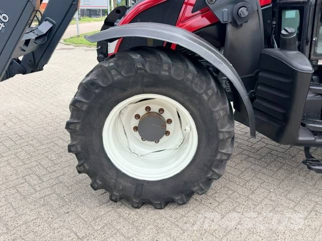 Valtra N103 Hitech5 met voorlader Tractors