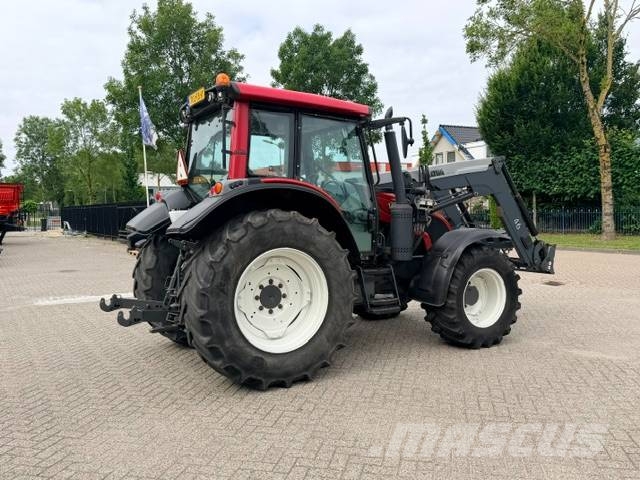 Valtra N103 Hitech5 met voorlader Tractors