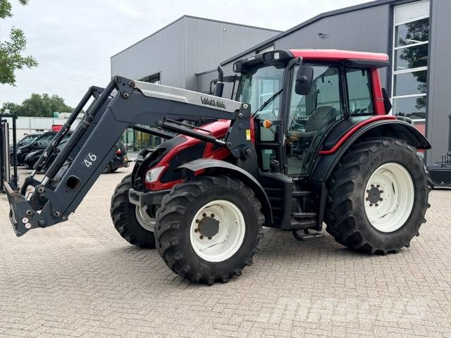 Valtra N103 Hitech5 met voorlader Tractors
