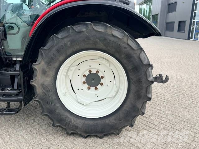 Valtra N103 Hitech5 met voorlader Tractors