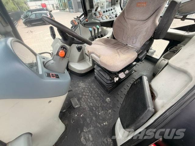Valtra N103 Hitech5 met voorlader Tractors