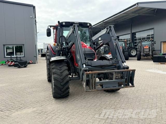 Valtra N103 Hitech5 met voorlader Tractors